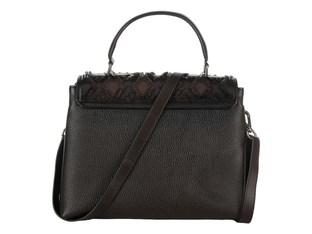 Bolso de cuero color café con solapa acolchada, asa superior y correa ajustable de la marca Cuadra.