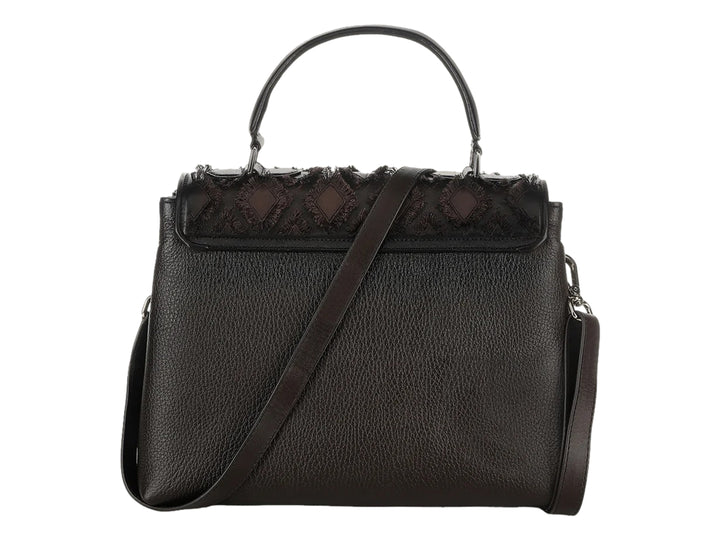 Bolso de cuero color café con solapa acolchada, asa superior y correa ajustable de la marca Cuadra.