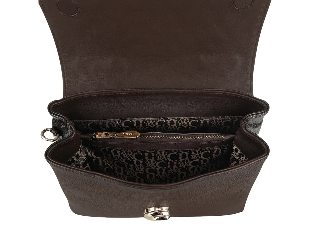 Bolso de cuero color café con solapa acolchada, asa superior y correa ajustable de la marca Cuadra.
