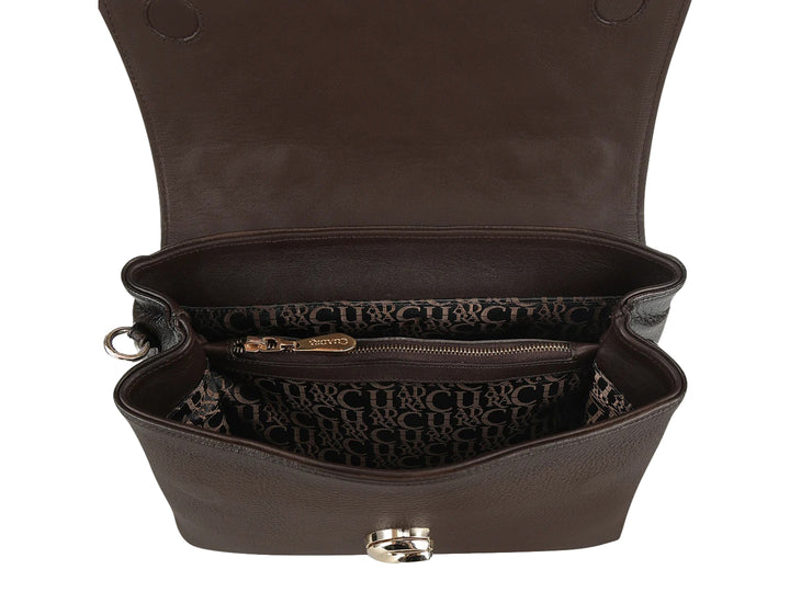 Bolso de cuero color café con solapa acolchada, asa superior y correa ajustable de la marca Cuadra.