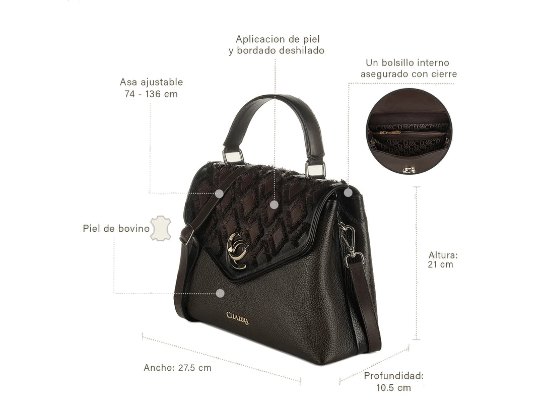 Bolso de cuero color café con solapa acolchada, asa superior y correa ajustable de la marca Cuadra.