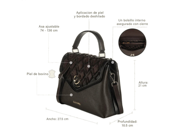 Bolso de cuero color café con solapa acolchada, asa superior y correa ajustable de la marca Cuadra.
