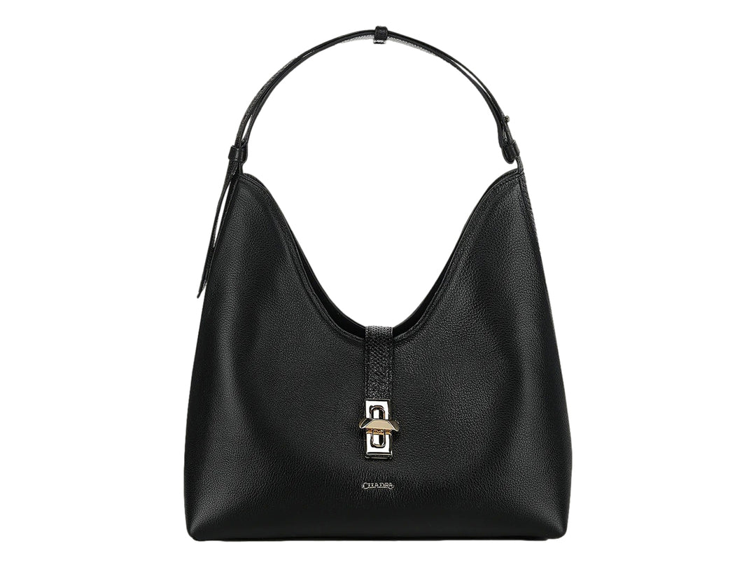 Bolso hobo de cuero negro con textura rugosa y detalle metálico plateado en el centro, marca Cuadra.