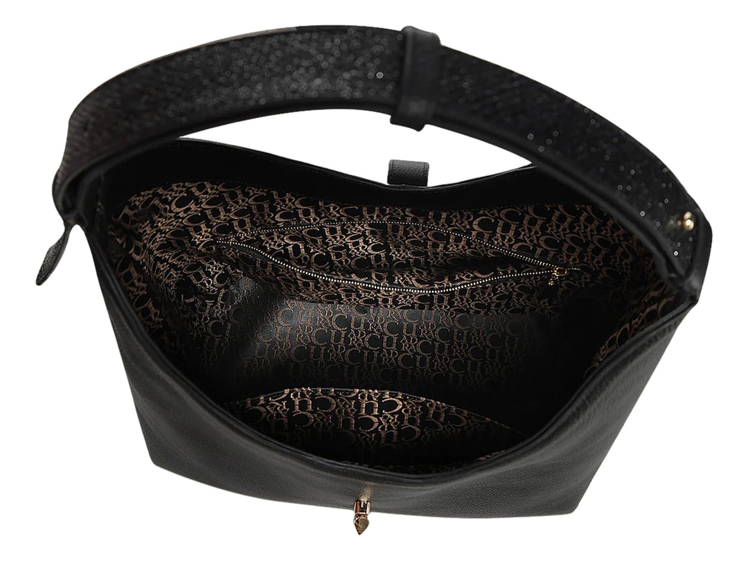 Bolso hobo de cuero negro con textura rugosa y detalle metálico plateado en el centro, marca Cuadra.