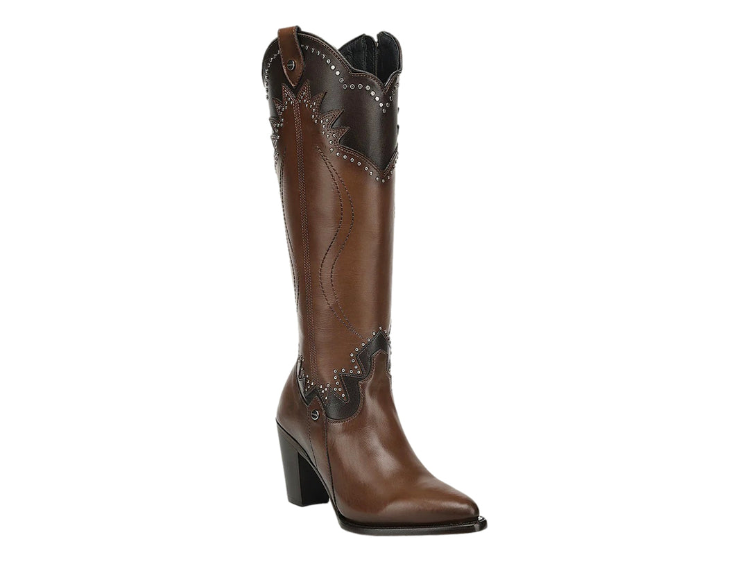 Bota vaquera de cuero color ámbar con detalles en negro y tacón cuadrado.