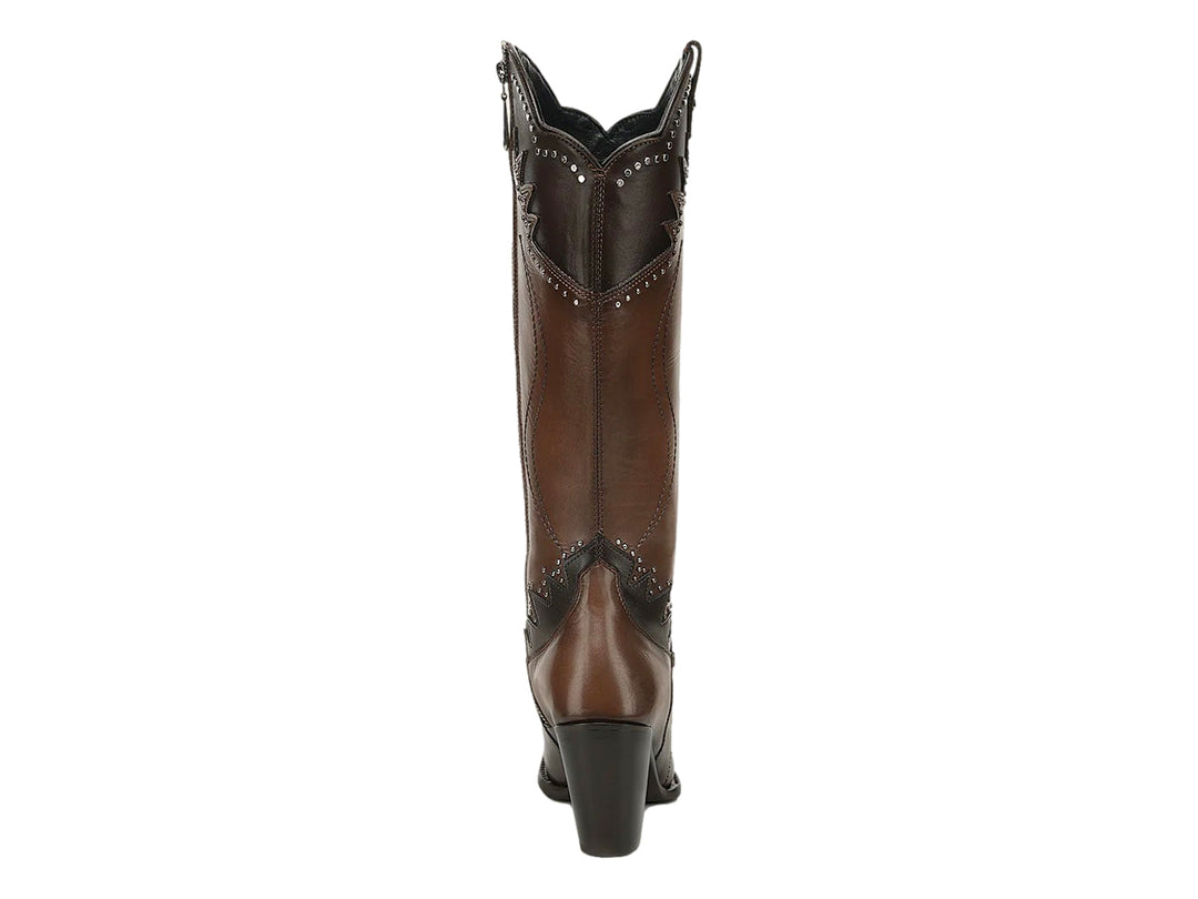 Bota vaquera de cuero color ámbar con detalles en negro y tacón cuadrado.