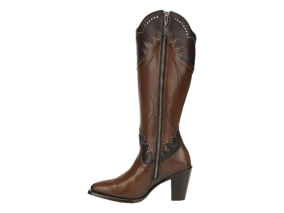 Bota vaquera de cuero color ámbar con detalles en negro y tacón cuadrado.