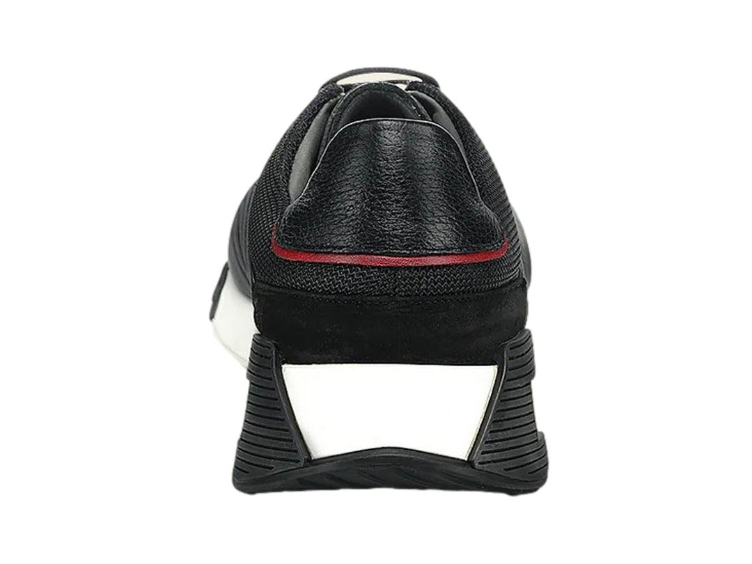 Tenis Cuadra de cuero negro con suela blanca y detalles rojos, vista lateral.