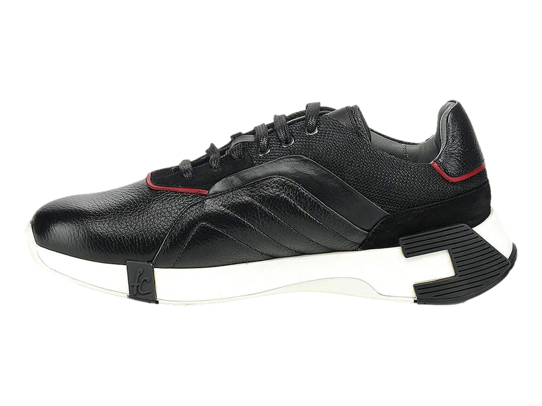 Tenis Cuadra de cuero negro con suela blanca y detalles rojos, vista lateral.