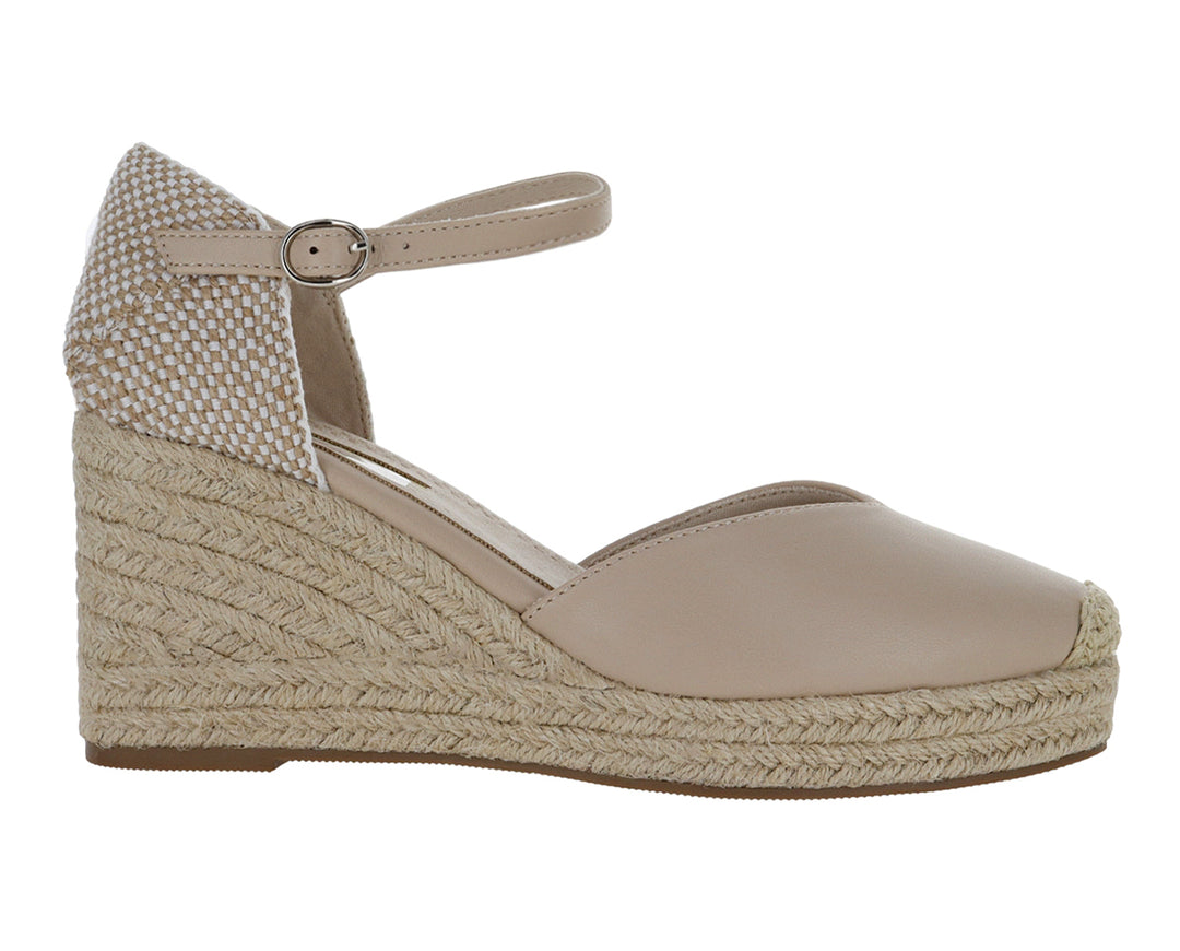Alpargata de cuña color beige natural con correa tejida al tobillo y suela de yute.