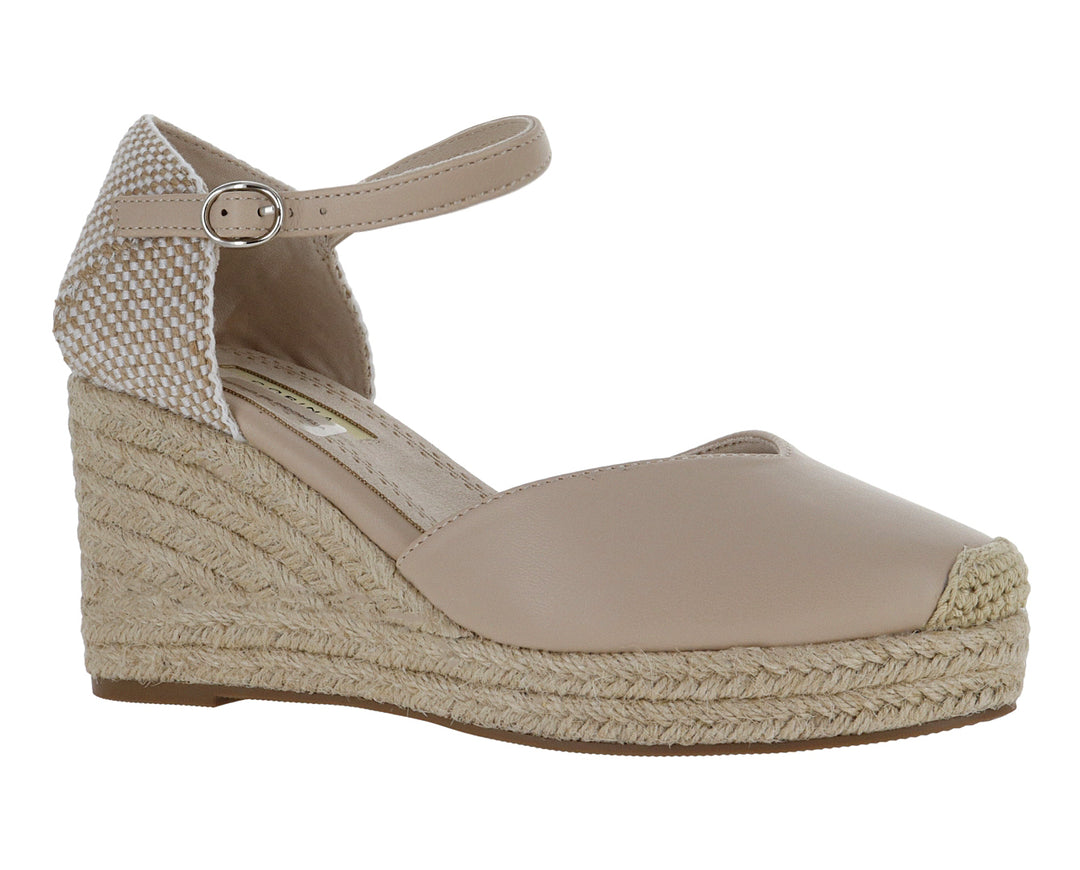 Alpargata de cuña color beige natural con correa tejida al tobillo y suela de yute.