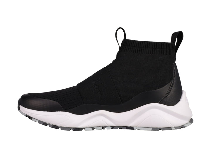 Tenis deportivos Champion color negro con suela blanca y detalle de camuflaje en la base.