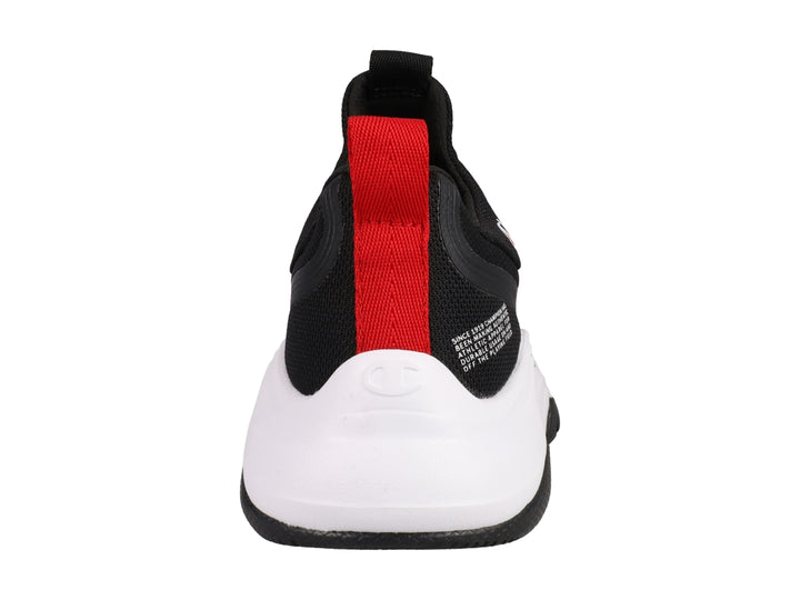 Tenis deportivos Champion color negro con suela blanca y detalle rojo en el talón, estilo slip-on.