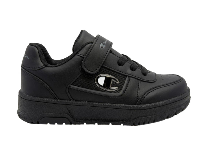 Tenis deportivos Champion color negro con cierre de velcro y agujetas.