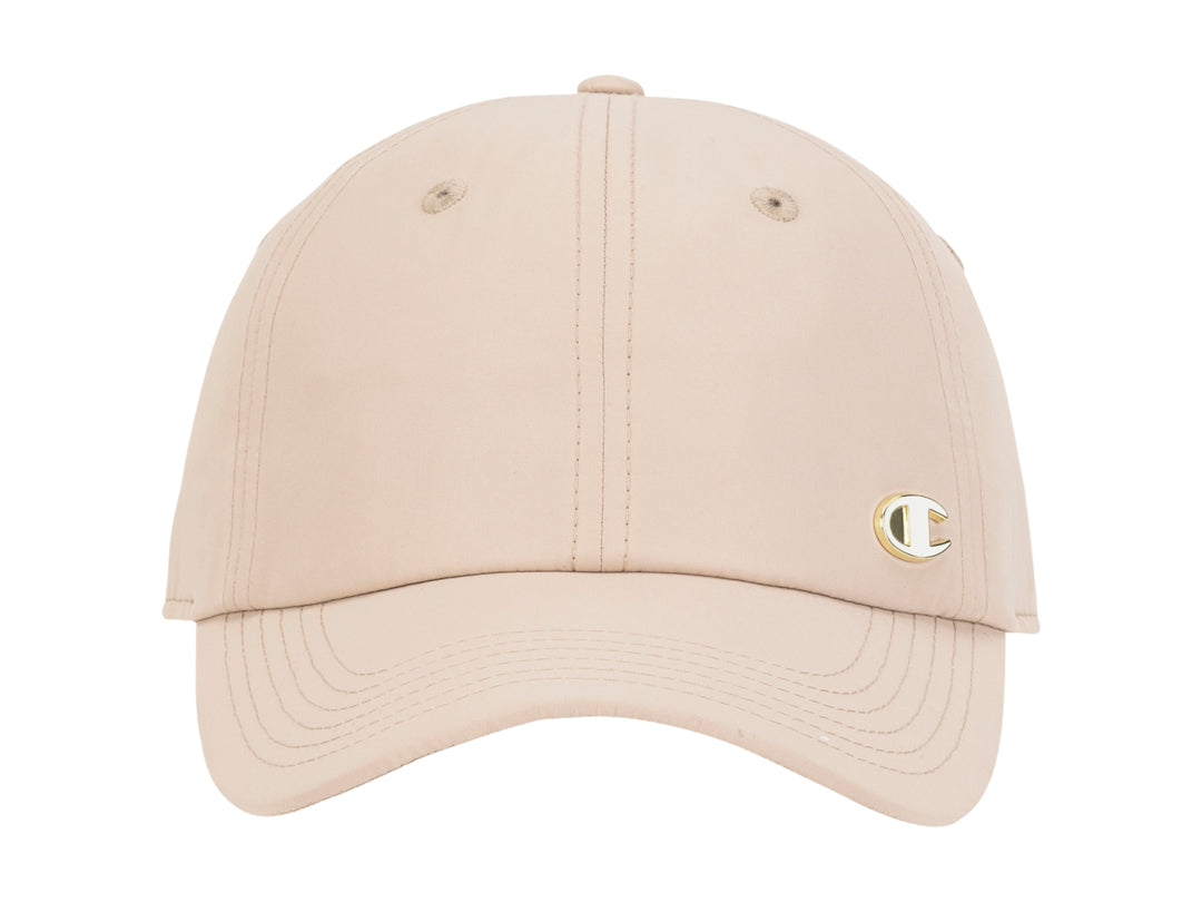 Gorra blanca de la marca Champion con visera y un pequeño logotipo metálico en el lateral.