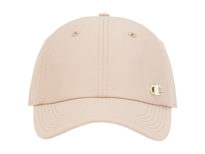 Gorra blanca de la marca Champion con visera y un pequeño logotipo metálico en el lateral.