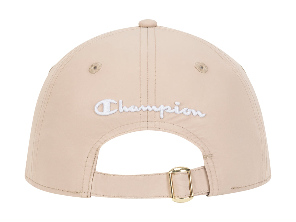 Gorra blanca de la marca Champion con visera y un pequeño logotipo metálico en el lateral.