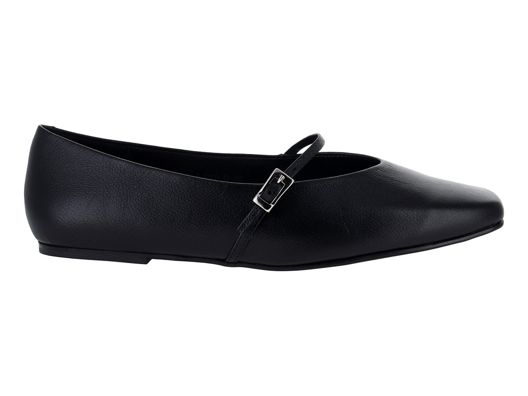 Zapato plano tipo ballerina color negro con correa y hebilla plateada.