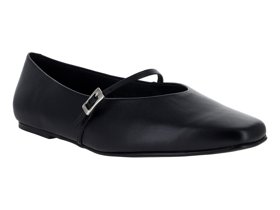 Zapato plano tipo ballerina color negro con correa y hebilla plateada.