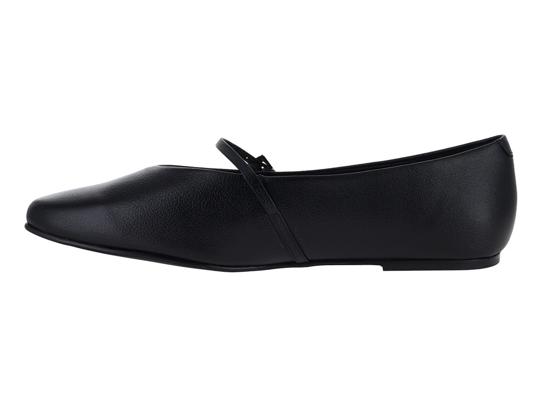 Zapato plano tipo ballerina color negro con correa y hebilla plateada.