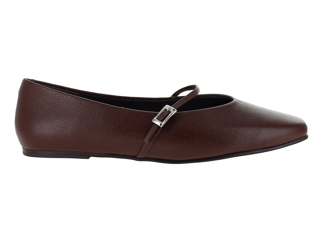 Zapato plano tipo ballerina color café con correa y hebilla plateada.