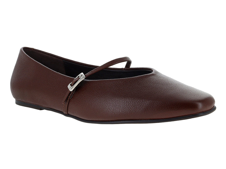 Zapato plano tipo ballerina color café con correa y hebilla plateada.