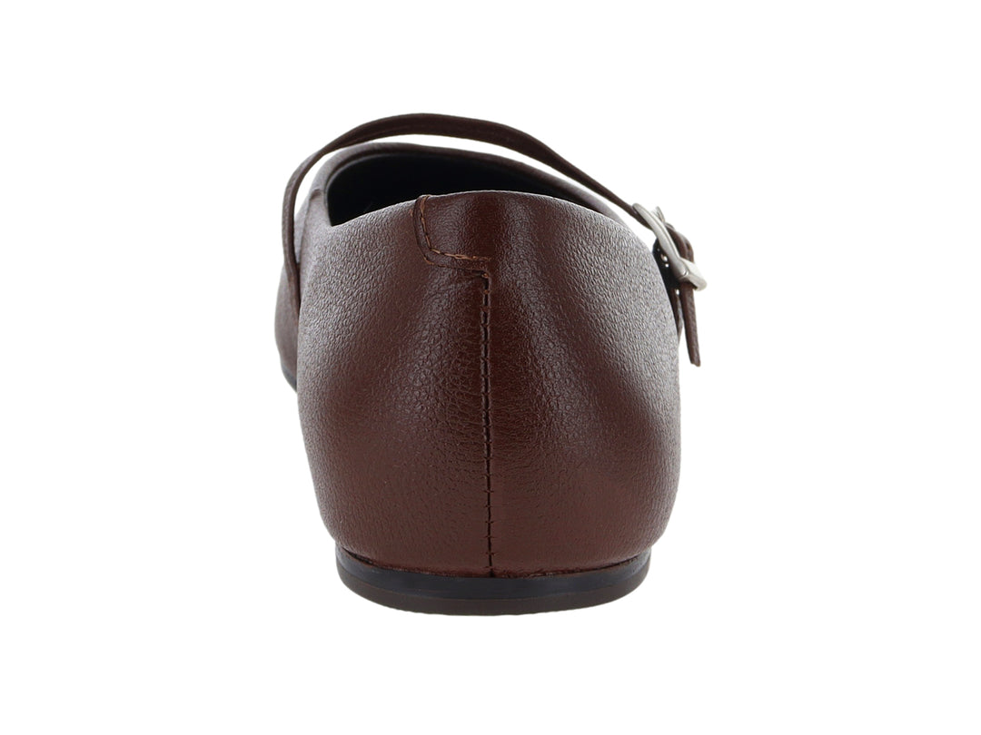 Zapato plano tipo ballerina color café con correa y hebilla plateada.