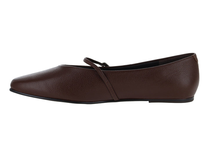 Zapato plano tipo ballerina color café con correa y hebilla plateada.