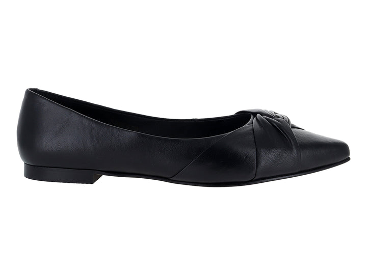 Zapato plano tipo ballerina color negro con detalle de moño en la parte frontal.