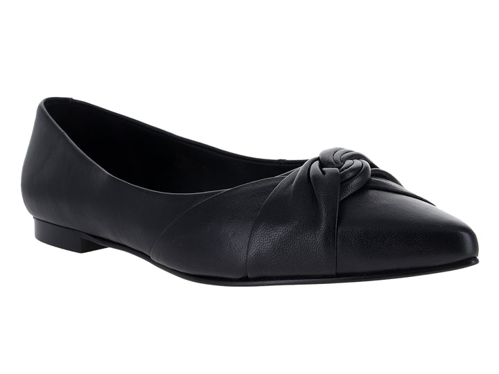 Zapato plano tipo ballerina color negro con detalle de moño en la parte frontal.