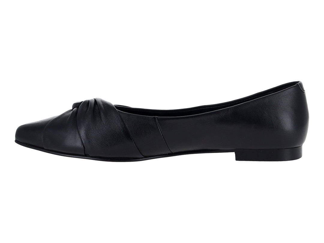 Zapato plano tipo ballerina color negro con detalle de moño en la parte frontal.