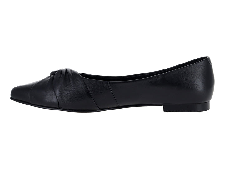 Zapato plano tipo ballerina color negro con detalle de moño en la parte frontal.