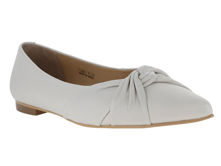 Zapatos planos tipo ballerinas color yogurt con detalle de nudo frontal y suela café.