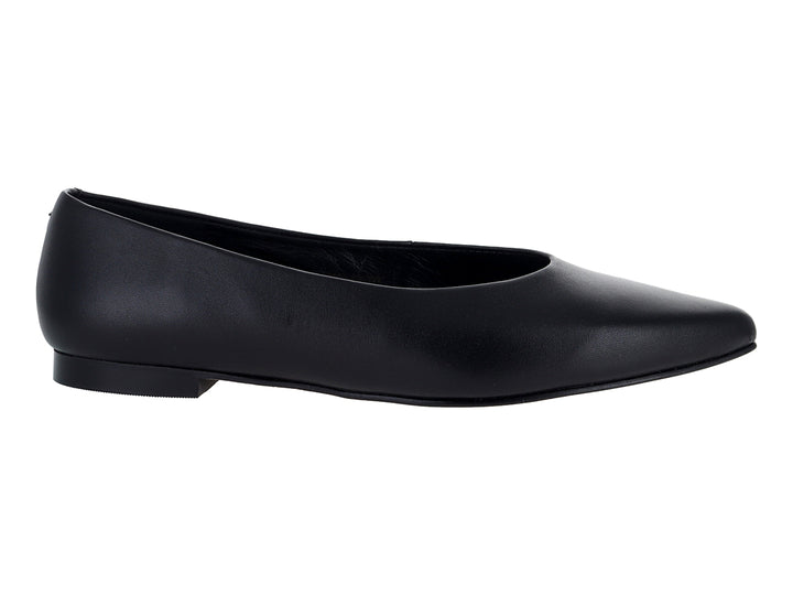Zapato plano tipo ballerina color negro con punta redondeada.