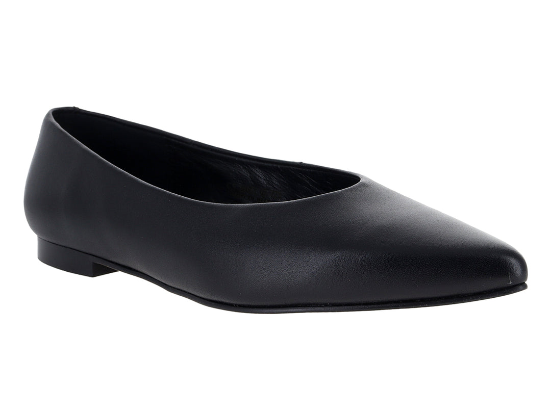 Zapato plano tipo ballerina color negro con punta redondeada.