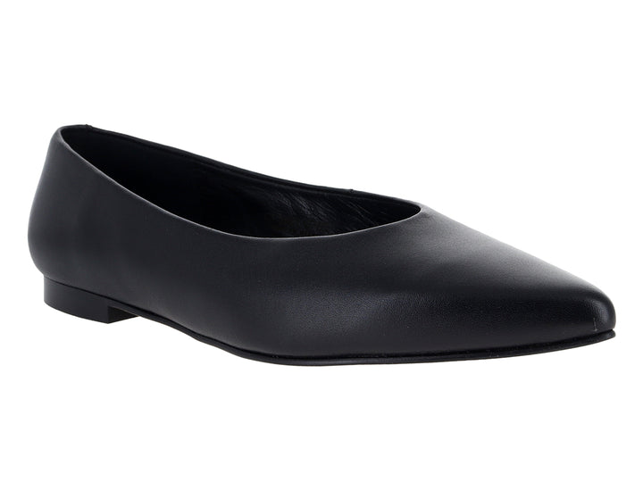 Zapato plano tipo ballerina color negro con punta redondeada.