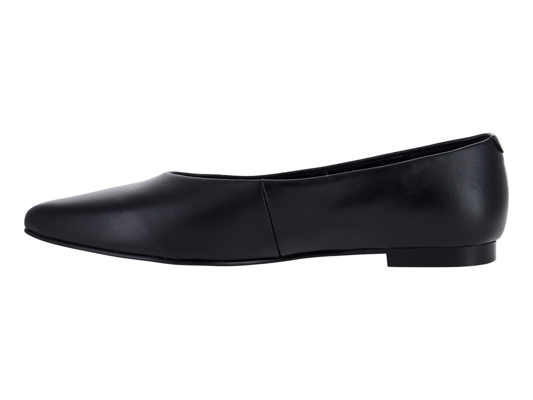 Zapato plano tipo ballerina color negro con punta redondeada.