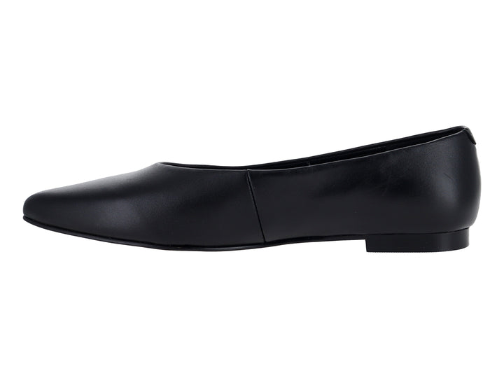 Zapato plano tipo ballerina color negro con punta redondeada.