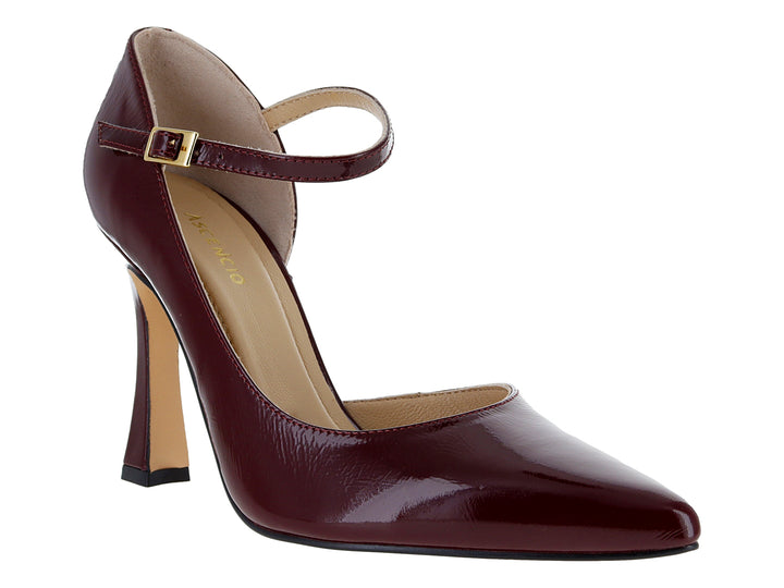 Zapato de tacón cerrado color vino con acabado brillante y correa al tobillo con hebilla dorada.