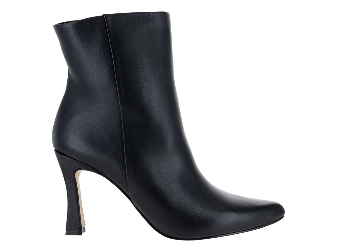 Botín stiletto color negro con tacón alto y acabado liso.