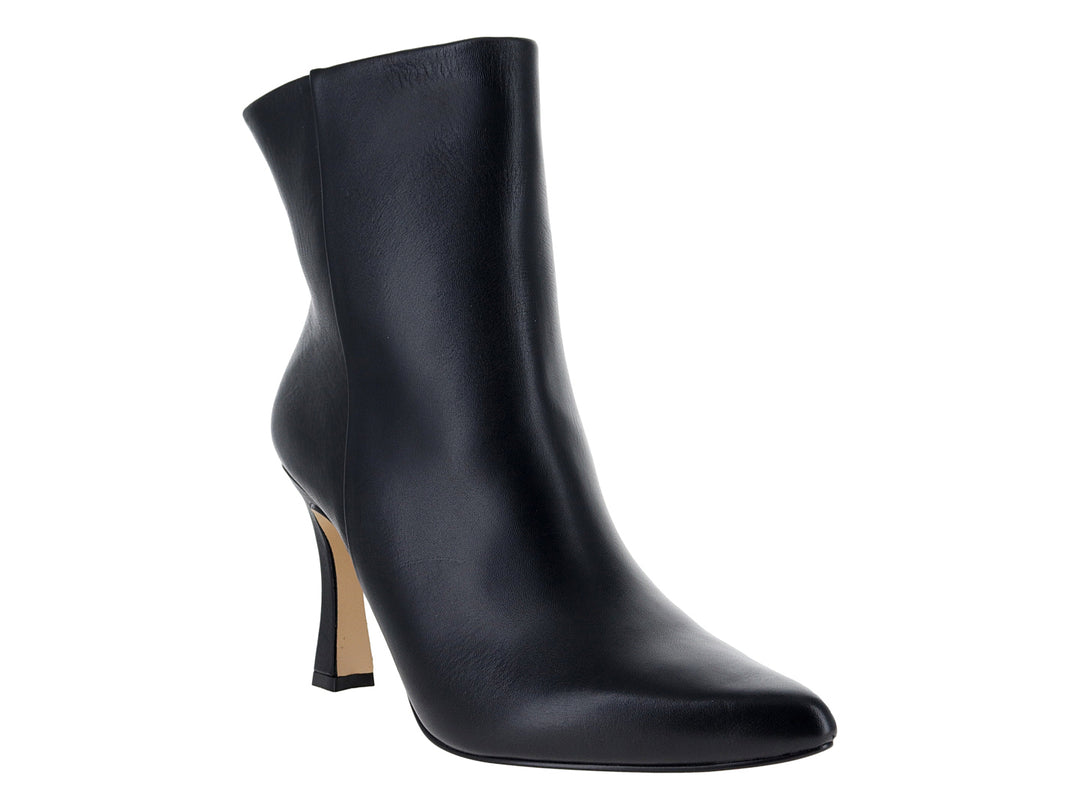 Botín stiletto color negro con tacón alto y acabado liso.