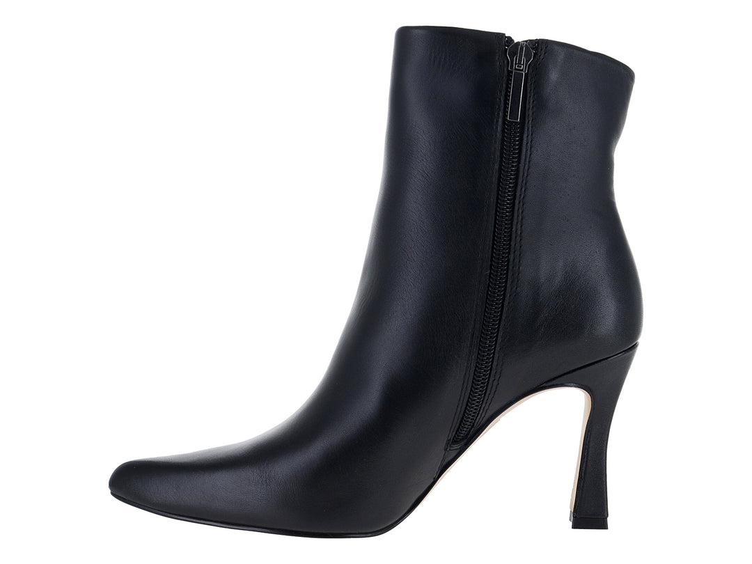 Botín stiletto color negro con tacón alto y acabado liso.