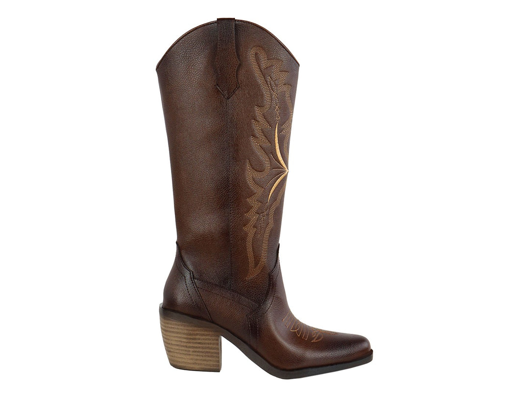 Botas vaqueras Luna Rosa color café con detalles bordados en dorado y tacón cuadrado.