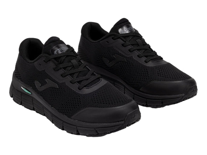 Tenis deportivos Joma color negro con tejido de malla y suela gruesa.
