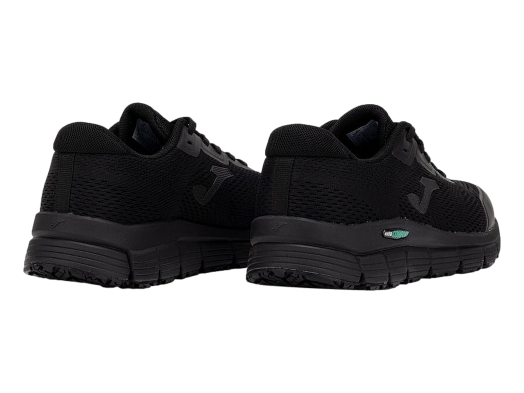 Tenis deportivos Joma color negro con tejido de malla y suela gruesa.