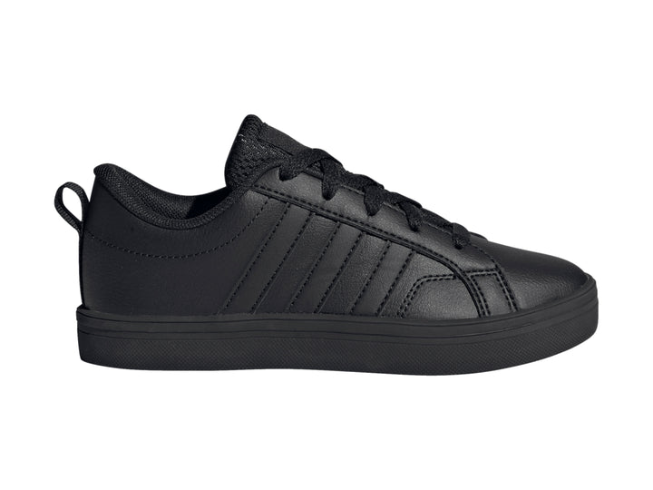 Tenis deportivos Adidas de color negro sólido con cordones y suela plana.