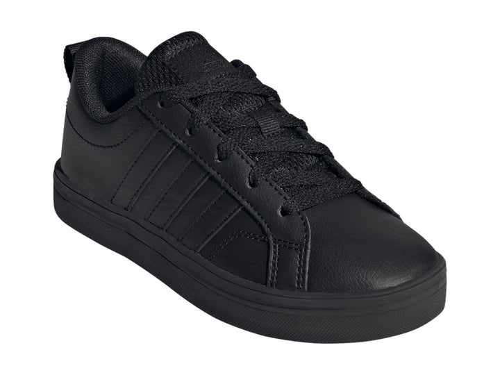Tenis deportivos Adidas de color negro sólido con cordones y suela plana.