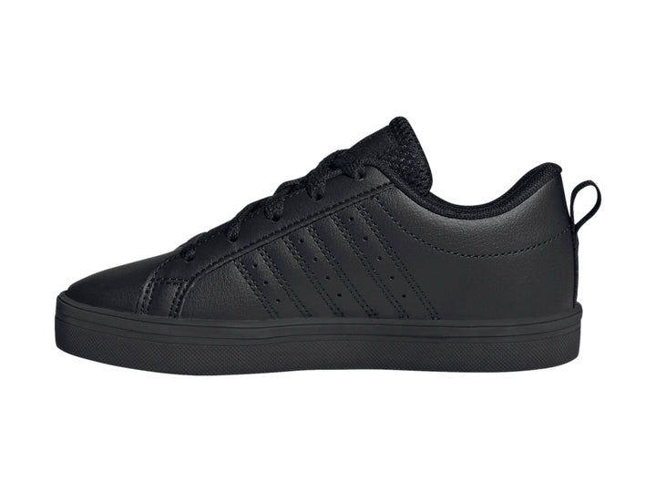 Tenis deportivos Adidas de color negro sólido con cordones y suela plana.