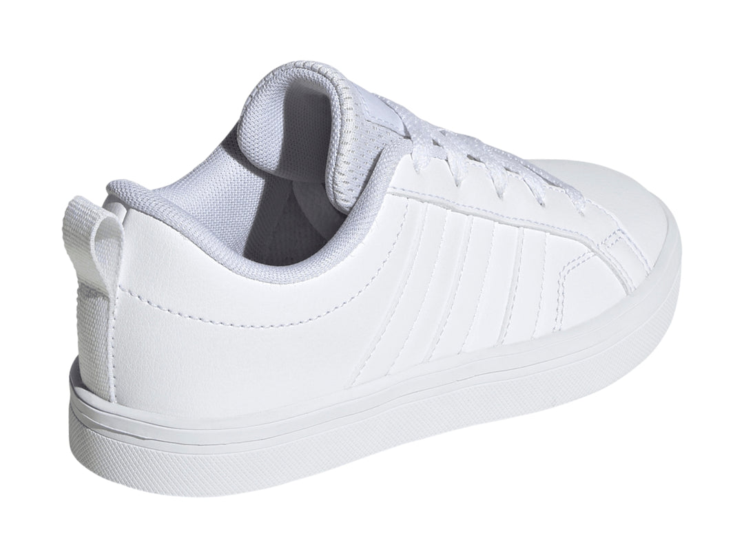 Tenis deportivos Adidas color blanco con cordones y suela blanca.