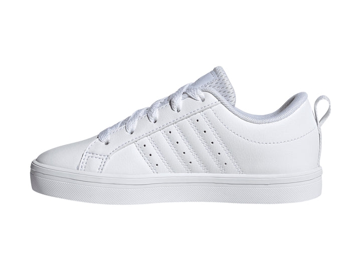 Tenis deportivos Adidas color blanco con cordones y suela blanca.